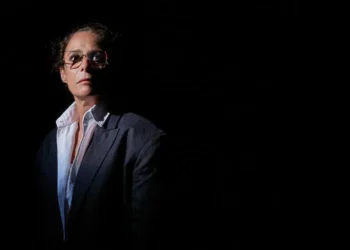 Andrea Beltrão no monólogo 'Lady Tempestade'. Foto: Nana Moraes/Divulgação