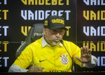 Augusto Melo com o boné da VaideBet no dia de apresentação da patrocinadora • Foto: Jozzu/Ag. Corinthians