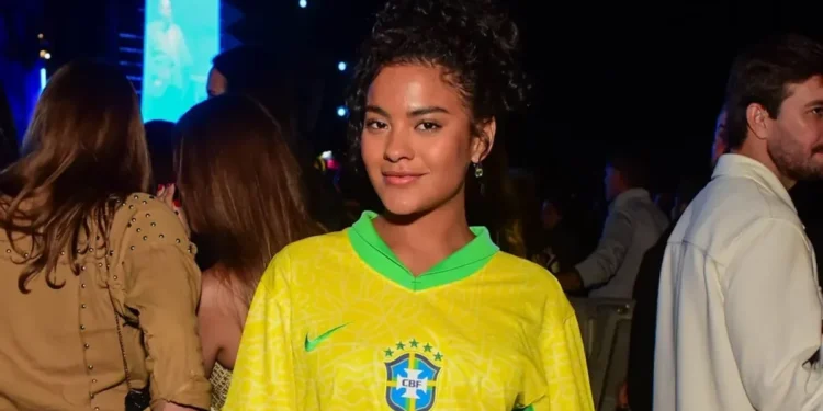 Bella Campos posta foto criança e lembra perrengue: “Cortei franja sozinha”