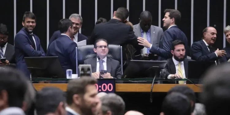 Câmara deve criar grupo de trabalho para debater projetos sobre adultização