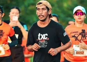 Corredor viraliza após concluir prova de chinelo • Reprodução / @elizalucilaa / @academia_mundo_fitness_