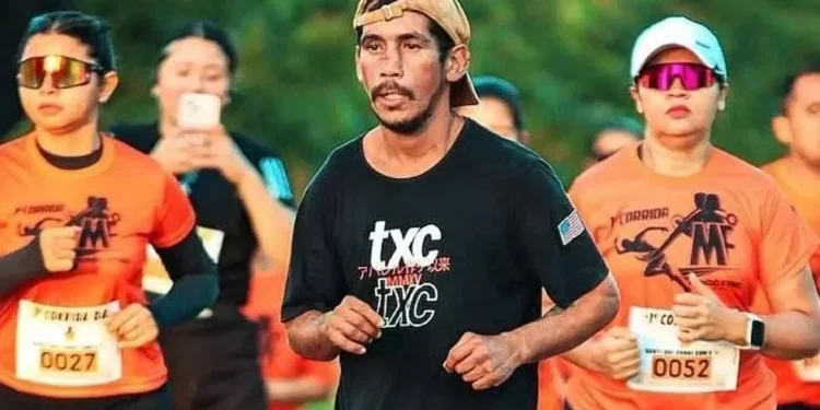 Corredor viraliza após concluir prova de chinelo • Reprodução / @elizalucilaa / @academia_mundo_fitness_