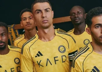 Cristiano Ronaldo com o novo uniforme do Al-Nassr  • Divulgação/adidas Arabia