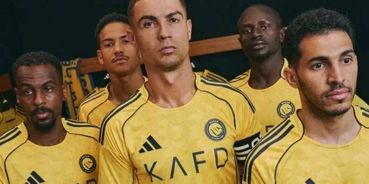 Cristiano Ronaldo com o novo uniforme do Al-Nassr • Divulgação/adidas Arabia