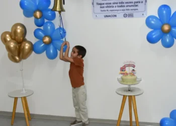 O pequeno João Lucas em momento de celebração após a cura - Ellayne Czuryto/Governo do Tocantins