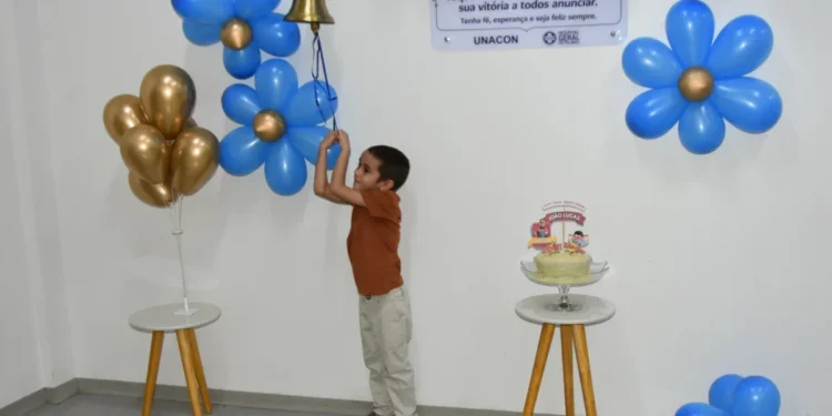Paciente de cinco anos toca o “Sino da Felicidade” e celebra a cura do câncer no HGP