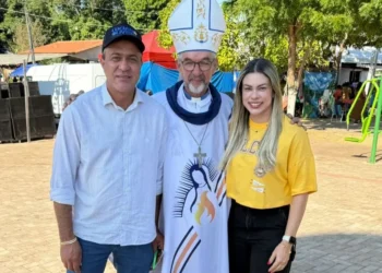 Deputado Luciano Oliveira e sua esposa Leila Renata durante celebração do Senhor do Bonfim.