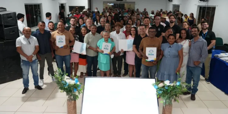 Moradores de São Félix do Tocantins comemoram pela primeira vez o recebimento de títulos de imóveis - Créditos: Rondinelli Ribeiro - TJTO