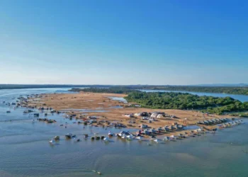 Turistas e moradores lotam as praias do Tocantins para aproveitar os shows e atividades promovidos durante a Temporada de Praia 2025 ( Foto:Hermes Macedo/Governo do Tocantins)
