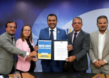 Governador Wanderlei Barbosa durante o lançamento oficial do Refis 2025, no Palácio Araguaia, em Palmas; (Adilvan Nogueira/Governo do Tocantins)