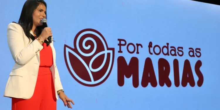 Primeira-dama Karynne Sotero durante a abertura da edição 2025 do projeto Por Todas as Marias, que busca transformação social por meio da educação - Crédito: Loise Maria/Governo do Tocantins