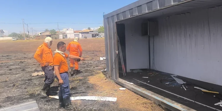 Fogo começou durante trabalho de solda em contêineres e propagou rapidamente em área verde – Foto divulgação DCM