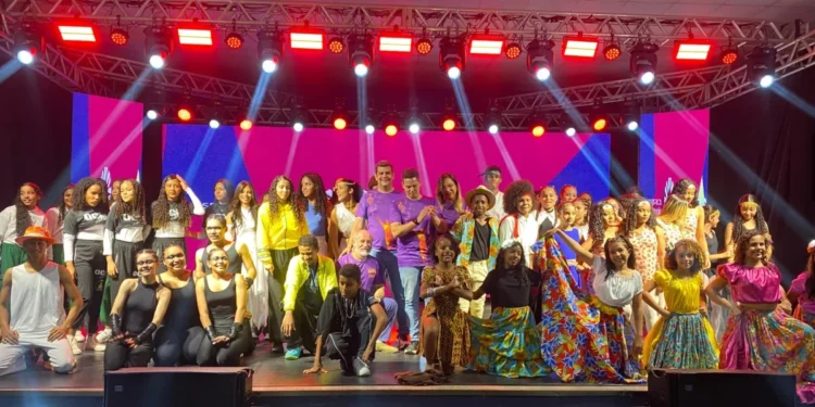 Estudantes representantes de todo o Estado participando do Festival de Dança do Tocantins