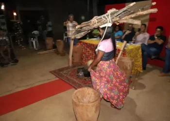 A prova Feixe de Lenha é uma das mais aguardadas. O desafio é saber como arrumar a rudia sobre a cabeça e transportar a lenha sem o uso das mãos - Crédito: Manoel Júnior/Governo do Tocantins