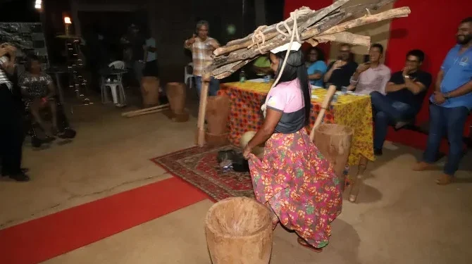 A prova Feixe de Lenha é uma das mais aguardadas. O desafio é saber como arrumar a rudia sobre a cabeça e transportar a lenha sem o uso das mãos - Crédito: Manoel Júnior/Governo do Tocantins