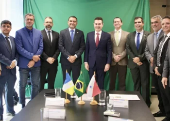 Governador Wanderlei Barbosa ao lado do ministro das Cidades, Jader Barbalho Filho, e autoridades tocantinenses durante reunião em Brasília