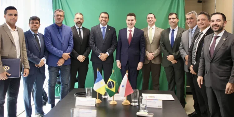 Governador Wanderlei Barbosa ao lado do ministro das Cidades, Jader Barbalho Filho, e autoridades tocantinenses durante reunião em Brasília
