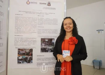 Acadêmica de Ciências Contábeis/Câmpus Augustinópolis durante apresentação de trabalho na Semana de Ciência e Tecnologia de 2024 (Foto: Nonato Silva/Dicom Unitins)