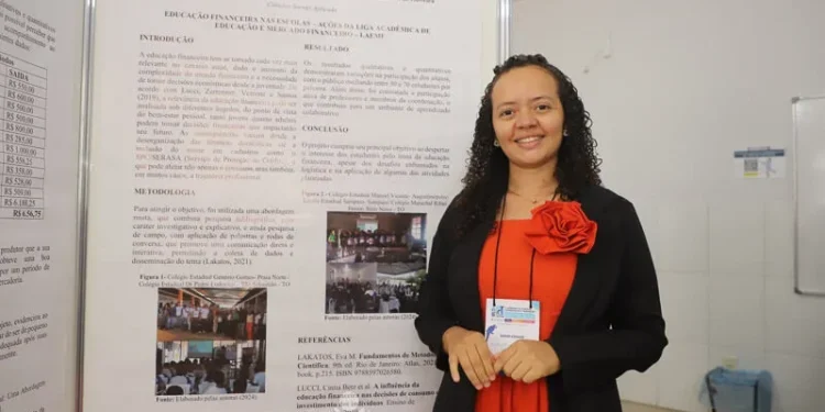 Acadêmica de Ciências Contábeis/Câmpus Augustinópolis durante apresentação de trabalho na Semana de Ciência e Tecnologia de 2024 (Foto: Nonato Silva/Dicom Unitins)