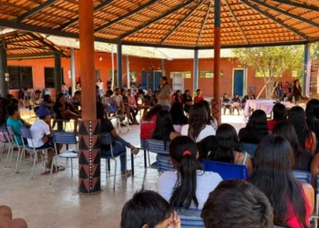 SEPOT promove ação especial em alusão ao "Agosto Lilás" no Centro de Ensino Médio Indígena Xerente Warã, com distribuição de informativo na língua Akwẽ