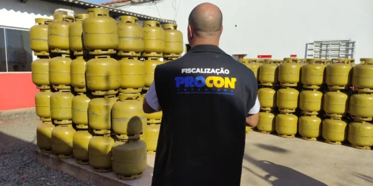 Procon Tocantins divulga pesquisa de preço do botijão do gás de cozinha em 12 cidades do Estado