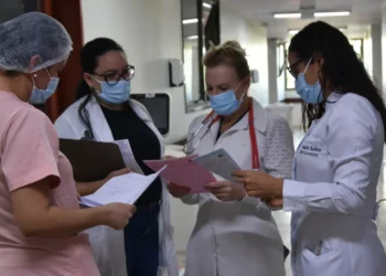 A técnica de enfermagem  do HGP,  Amanda Teixeira, durante atendimento a paciente