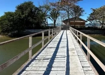 Uma exclusiva ilha em Florianópolis, conhecida como Ilha da Saudade, será leiloada por ordem judicial em setembro deste ano • leiloesjudiciais.com.br