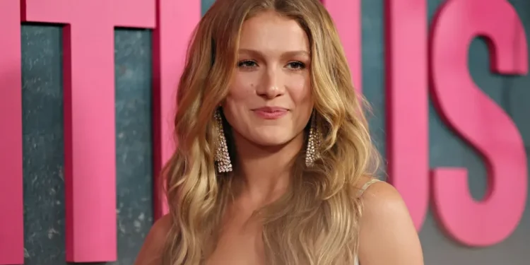 Isabela Ferrer na première de "É Assim Que Acaba" em Nova York • Cindy Ord/Getty Images