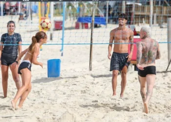 4 de 8 MC Daniel e Jade Picon jogam futevôlei juntos em praia no Rio • Dilson Silva/Agnews