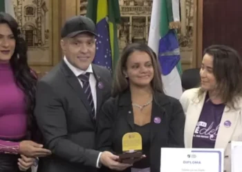 A Câmara Municipal de Natal (RN) homenageou em uma sessão solene, nesta segunda-feira (25), a mulher agreda com 60 socos pelo ex-companheiro. • Reprodução / TV Câmara Natal (RN)