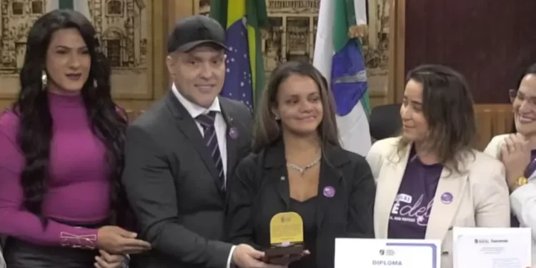 A Câmara Municipal de Natal (RN) homenageou em uma sessão solene, nesta segunda-feira (25), a mulher agreda com 60 socos pelo ex-companheiro. • Reprodução / TV Câmara Natal (RN)