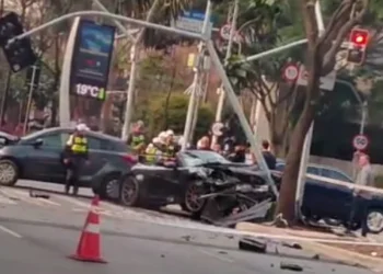 Carro ficou destruído após batida  • Reprodução