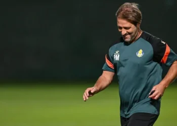 Pedro Martins comanda a equipe saudita atualmente  • Foto: Reprodução / x / @ALGHARAFACLUB