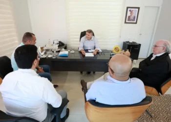 Prefeito Eduardo Siqueira Campos assinou ordem de serviço e conversou com representantes da empresa responsável pela elaboração dos projetos – Foto: Flávio Cavalera