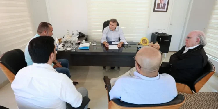 Prefeito Eduardo Siqueira Campos assinou ordem de serviço e conversou com representantes da empresa responsável pela elaboração dos projetos – Foto: Flávio Cavalera