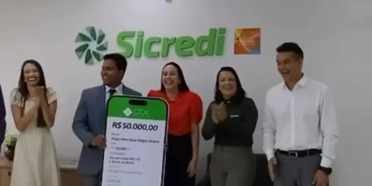 Associado de 26 anos é surpreendido com prêmio de R$ 50 mil do seguro de vida em Porto Nacional
