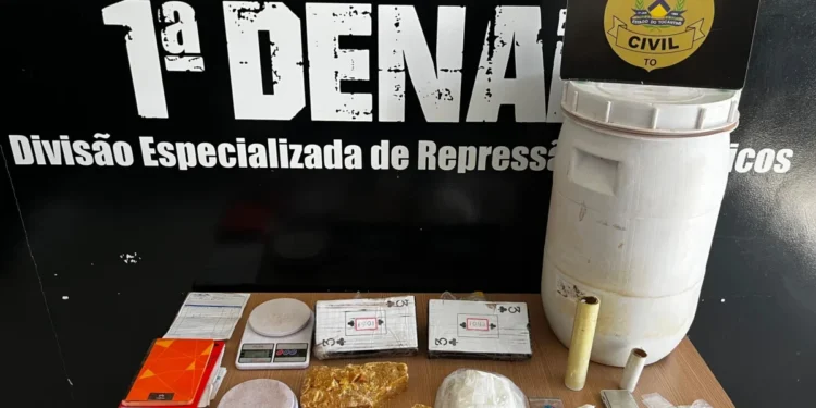 Tabletes de crack e cocaína foram encontrados no interior do tonel