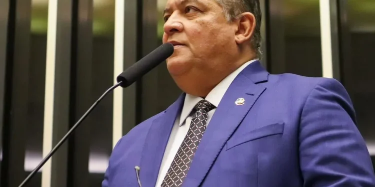 Vice-presidente do Senado, Eduardo Gomes é premiado no Congresso em Foco como destaque em apoio ao Comércio, Indústria e Serviços