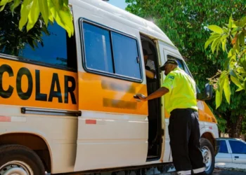 Vistoria de vans utilizadas no Transporte Escolar – Foto Regiane Rocha