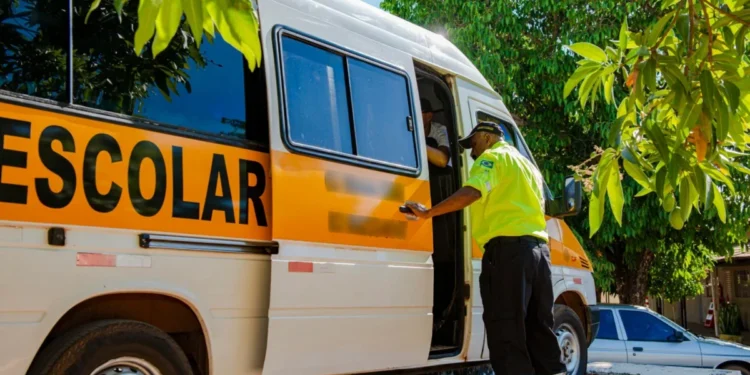 Vistoria de vans utilizadas no Transporte Escolar – Foto Regiane Rocha