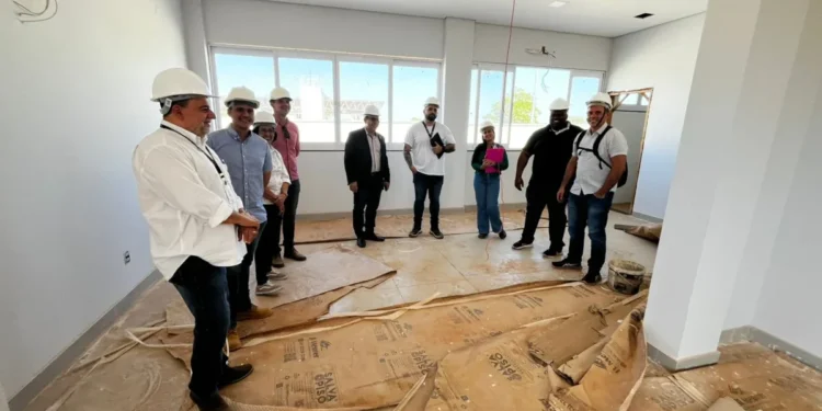 Gestores da Agência de Metrologia acompanham técnicos do Inmetro em visita ao canteiro de obras para acompanhar a execução do projeto