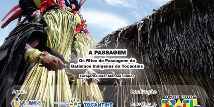 O projeto cultural "A PASSAGEM – Os Ritos de Passagem de Batismos Indígenas do Tocantins" apresenta uma abordagem inovadora para documentar e preservar as tradições ancestrais dos povos originários tocantinenses. Realizado com recursos da Política Nacional Aldir Blanc/PAAR 2024, por meio do Ministério da Cultura e operacionalizado pela Secretaria da Cultura do Tocantins, o projeto resulta em uma exposição fotográfica que descreve três tipos de batismo indígena: Hetohoky, Hèrèrawo e Ketuwayê, composta por 15 imagens e cinco fotolivros que retratam a profundidade espiritual e social desses rituais.

Por meio de uma metodologia fotoetnográfica, o projeto documenta cerimônias de batismo realizadas por povos indígenas do Tocantins, evidenciando a importância social e espiritual desses ritos milenares. Os ritos de passagem representam momentos de reconexão com as origens, em que os participantes recebem novos nomes que refletem sua personalidade e função dentro da estrutura comunitária.

A documentação vai além do registro histórico: busca sensibilizar a sociedade sobre a riqueza cultural indígena e combater preconceitos por meio da educação visual. O material produzido oferece contribuições valiosas para a antropologia visual e constitui um registro detalhado das práticas sociais, religiosas e culturais dos povos originários do Tocantins.

O projeto visa fortalecer o reconhecimento dos povos indígenas tocantinenses, validando suas práticas ancestrais e promovendo maior compreensão sobre a diversidade cultural brasileira. A iniciativa representa uma importante ferramenta para o diálogo intercultural e para a preservação do patrimônio imaterial nacional.

⸻

Cronograma de lançamento
* Pré-lançamento: 9 de agosto de 2025, no Campus da Unitins em Augustinópolis
* Lançamento oficial: 9 de setembro de 2025, no Campus da Unitins em Palmas
* Itinerância: Diversas cidades do estado do Tocantins

Para mais informações:
Manoel Junior
Produtor Cultural e Fotógrafo do Projeto
Contato: (63) 9 9997-4474
E-mail: masant8@yahoo.com.br

texto para redes sociais:

"A PASSAGEM" – Ritos de Batismo Indígenas do Tocantins
Uma exposição fotográfica inédita que mergulha nos rituais Hetohoky, Hèrèrawo e Ketuwayê, valorizando as tradições ancestrais dos povos originários tocantinenses por meio da fotoetnografia.                          
Este projeto foi realizado com recursos da Política Nacional Aldir Blanc/PAAR 2024, com recursos do Ministério da Cultura operacionalizados pela Secretaria da Cultura do Tocantins,

✨ Com 15 imagens e 5 fotolivros, o projeto propõe uma imersão espiritual, social e cultural, fortalecendo o reconhecimento dos povos indígenas e combatendo preconceitos pela educação visual.

🗓️ Pré-lançamento: 9 de agosto | Unitins Augustinópolis
🗓️ Lançamento oficial: 9 de setembro | Unitins Palmas
🛤️ Itinerância: Diversas cidades do Tocantins

📞 Contato: Manoel Junior – (63) 9 9997-4474
📧 masant8@yahoo.com.br

Realização: Política Nacional Aldir Blanc/PAAR 2024 | MinC | Secult-TO
