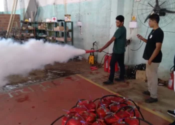 Equipe da área de Qualidade fiscaliza empresas autorizadas e credenciadas para a comercialização do equipamento e da recarga de extintor.  Brenda Ramos/Governo do Tocantins