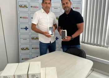 Superintendente da Atenção à Saúde da Semus, Andreis Vicente da Costa (de preto), e o superintendente estadual do Ministério da Saúde no Tocantins, Relmivam Rodrigues Milhomem, durante entrega dos dispositivos – Foto: Miller Freitas/Semus