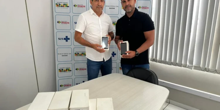 Superintendente da Atenção à Saúde da Semus, Andreis Vicente da Costa (de preto), e o superintendente estadual do Ministério da Saúde no Tocantins, Relmivam Rodrigues Milhomem, durante entrega dos dispositivos – Foto: Miller Freitas/Semus