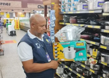 Equipe da área de Qualidade da AEM fiscaliza comércio que vende panelas de pressão