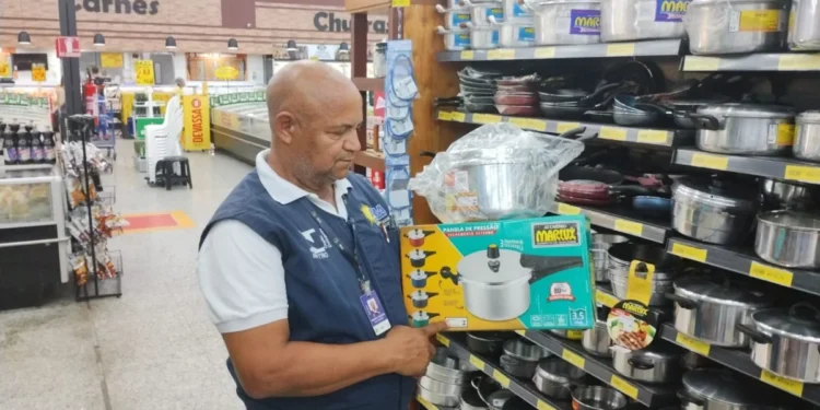 Equipe da área de Qualidade da AEM fiscaliza comércio que vende panelas de pressão