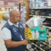 Equipe da área de Qualidade da AEM fiscaliza comércio que vende panelas de pressão