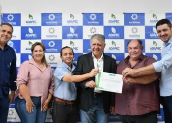 Presidente da Adapec, Paulo Lima entrega o selo Sisbi ao empresário do frigorífico Aracarnes. Foto - Majuh Souza