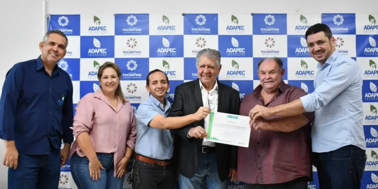 Presidente da Adapec, Paulo Lima entrega o selo Sisbi ao empresário do frigorífico Aracarnes. Foto - Majuh Souza